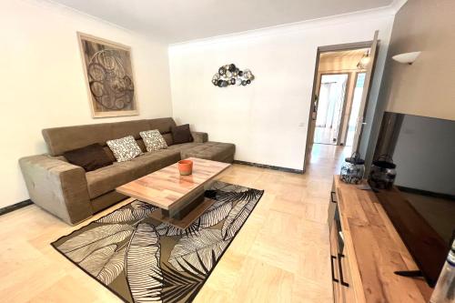 un salon avec un canapé et une table dans l'établissement Antibes - 4 People - Parking - Terrace, à Antibes