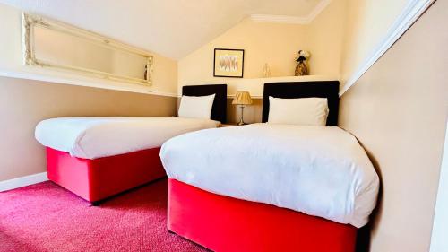 Ein Bett oder Betten in einem Zimmer der Unterkunft The Columbia Hotel