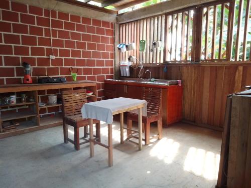 cocina con mesa y sillas en una habitación en Casa Cachalote, en El Valle