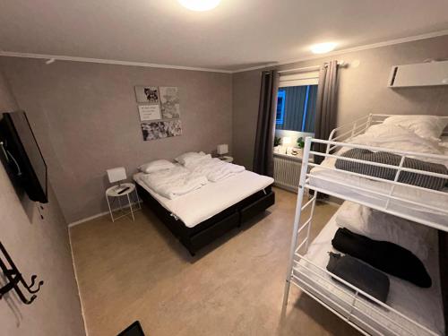mały pokój z 2 łóżkami piętrowymi w obiekcie Bakgårdens Vandrarhem w mieście Mariestad