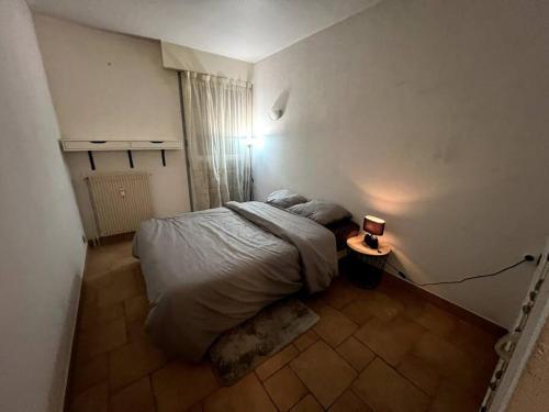 a bedroom with a bed in a small room at Appartement sympa in Fresnes