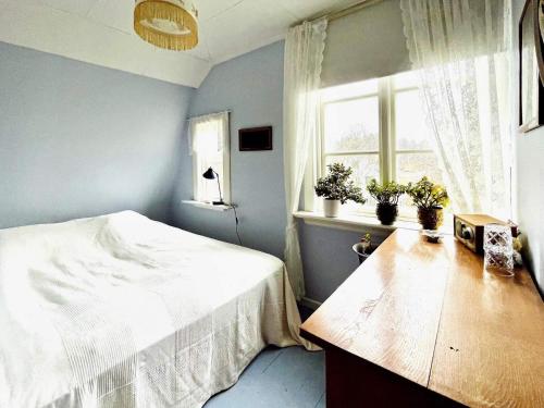 ein Schlafzimmer mit einem weißen Bett und einem Fenster in der Unterkunft Holiday home HÅVERUD in Håverud