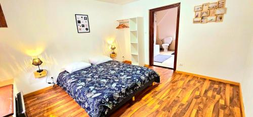 - une chambre avec un lit et un couloir avec une salle de bains dans l'établissement La casa de Mao, proche d'Europa-park, Rulantica, à Benfeld