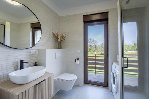 Koupelna v ubytování Villa Tina in Pinezići (Haus für 10 Personen)