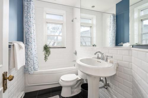 Baño blanco con lavabo y aseo en Penthouse / Sunset Private Terrace, 6Bdrs-13Guests en Montreal