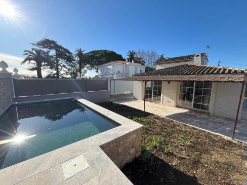 a swimming pool in the yard of a house at Les Villas du Parc in Antibes