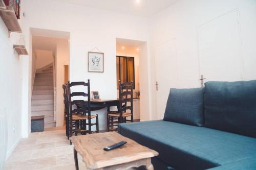 un salon avec un canapé et une table dans l'établissement Le Baudelaire, T3 en duplex, à Tours