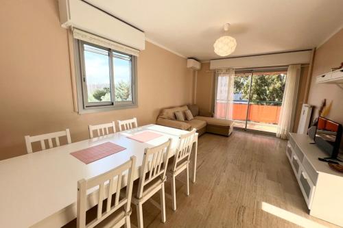 un salon avec une table, des chaises et un canapé dans l'établissement Antibes - 4 people - Parking, à Antibes