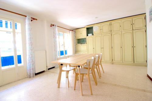 uma sala de jantar com mesa e cadeiras em Antibes city center - 1 bedroom - 4 People em Antibes