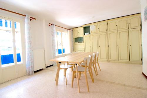 une salle à manger avec une table et des chaises dans l'établissement Antibes city center - 1 bedroom - 4 People, à Antibes
