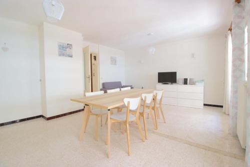 une salle à manger avec une table et des chaises en bois dans l'établissement Antibes city center - 1 bedroom - 4 People, à Antibes