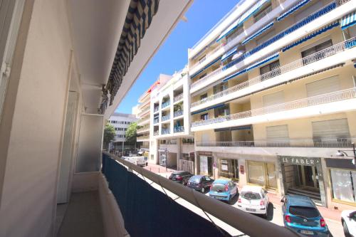 d'un balcon avec des voitures garées dans un parking. dans l'établissement Antibes city center - 1 bedroom - 4 People, à Antibes