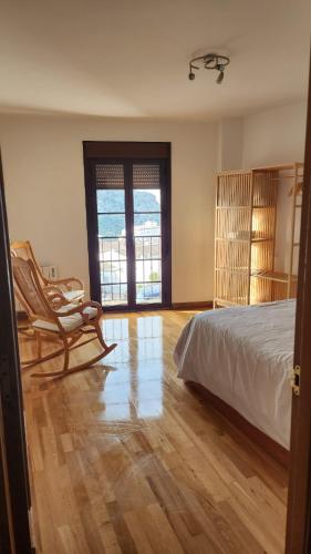 - une chambre avec un lit, une chaise et une fenêtre dans l'établissement Calma, à Benaocaz