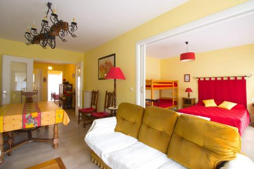 un salon avec un canapé et un lit dans l'établissement Antibes City Center - 4 People - Garage, à Antibes