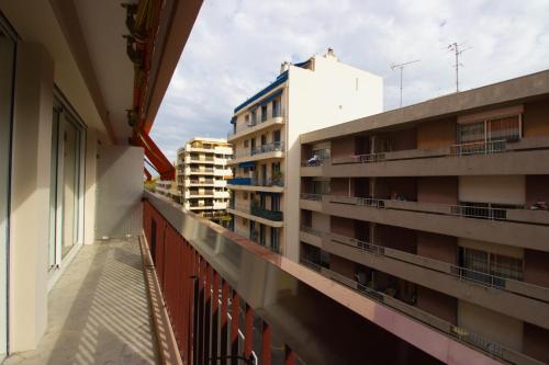 Cet appartement dispose d'un balcon offrant une vue sur un bâtiment. dans l'établissement Antibes City Center - 4 People - Garage, à Antibes