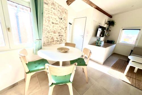 une salle à manger avec une table et des chaises dans une pièce dans l'établissement Old Antibes - 1 bedroom - 4 people, à Antibes
