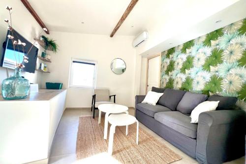 un salon avec un canapé et une table dans l'établissement Old Antibes - 1 bedroom - 4 people, à Antibes