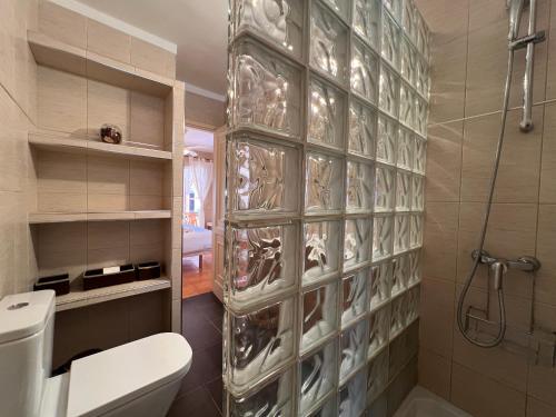 Ένα μπάνιο στο OBSIDIAN Brisas de Adeje