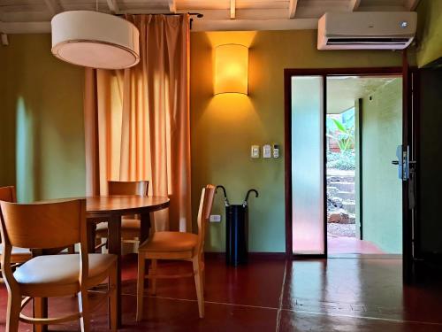 a dining room with a table and chairs at Raices Amambai Lodges in Puerto Iguazú