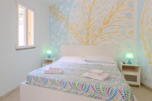1 dormitorio con 1 cama con 2 toallas en La Chiocciola, en Manarola