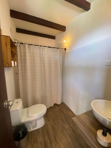 łazienka z toaletą i umywalką w obiekcie La Casa de Mario - Gocta w mieście Cocachimba
