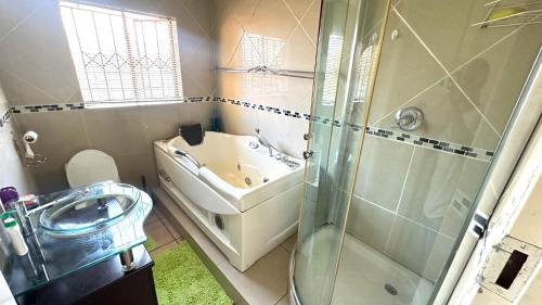 Ένα μπάνιο στο Nyasa Guest House in Johannesburg