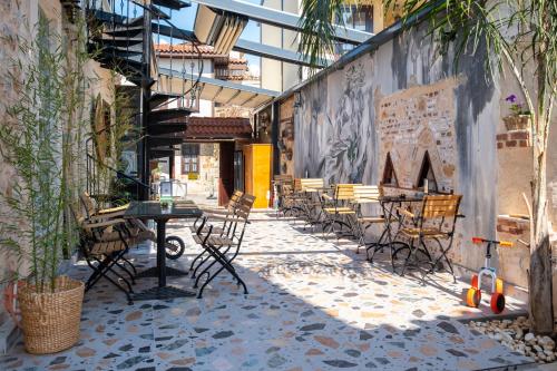 eine Terrasse mit Tischen und Stühlen in einem Gebäude in der Unterkunft Saye Konak Hotel ' Kaleiçi&Oldtown' in Antalya