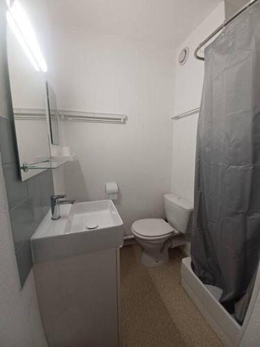 une salle de bain blanche avec un lavabo et des toilettes dans l'établissement Studio classé 2 étoiles, à 200m de la plage de Nauzan parking gratuit, à Vaux-sur-Mer