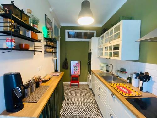 une cuisine avec un évier et un plan de travail dans l'établissement Spacieux et cosy - Hyper central, à Nice