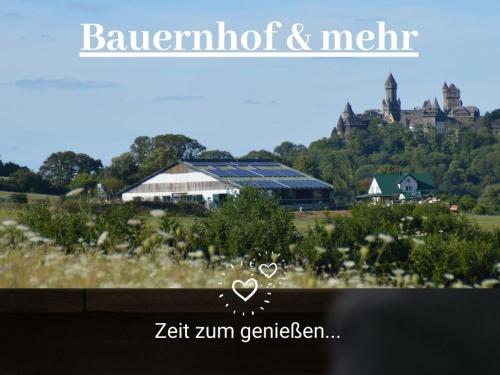 - une vue sur une ferme avec une maison en arrière-plan dans l'établissement Kleine einzigartige Ferienwohnung auf dem Bauernhof, direkt in der Natur mit Blick auf Schloss Braunfels, à Braunfels