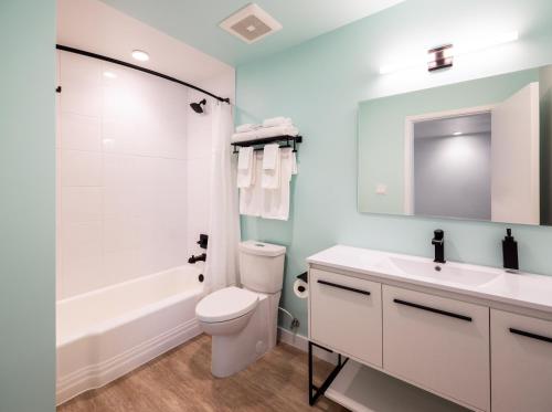 La salle de bains est pourvue de toilettes, d'un lavabo et d'une douche. dans l'établissement The Imperial, à Albuquerque