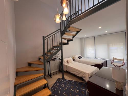 Cette chambre dispose d'un escalier et d'un lit. dans l'établissement LOFT SALAMANCA n 1, à Salamanque