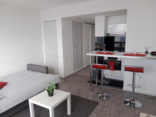 un salon avec un lit et une cuisine dans l'établissement Panoramic great view, à Puteaux