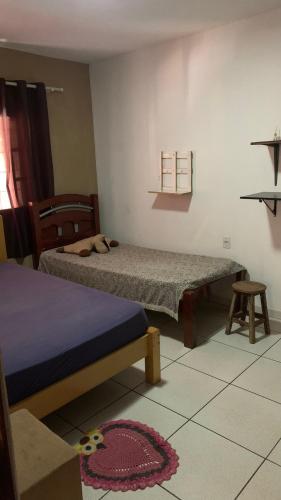 En eller flere senger på et rom på Chácara jerivá