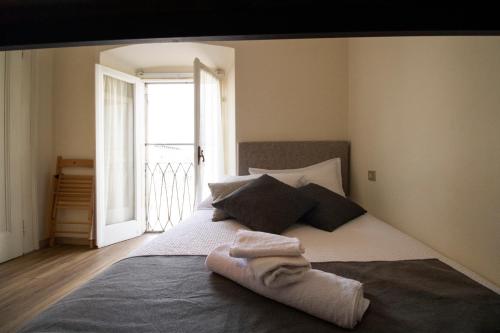 1 dormitorio con 1 cama con 2 toallas en Casa GiaGia, en Bérgamo