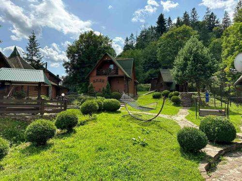 Κήπος έξω από το Комплекс котеджів "Під лісом"
