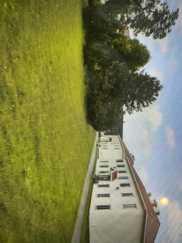 Garder的住宿－Studio Apartments near Oslo Airport，停在田野里的一辆白色卡车的反射
