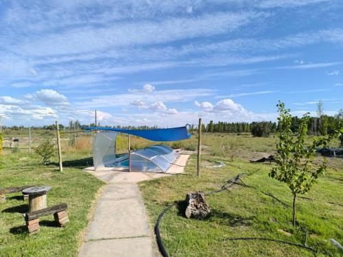 サン・ラファエルにあるBunkerのランプとベンチのあるスケートパーク