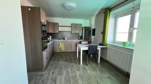 Ett kök eller pentry på Apartment Ostrava