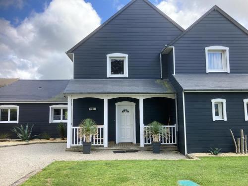 Photo de la galerie de l'établissement Villa ensoleillée à Bretteville-sur-Ay avec piscine privée, à Bretteville-sur-Ay