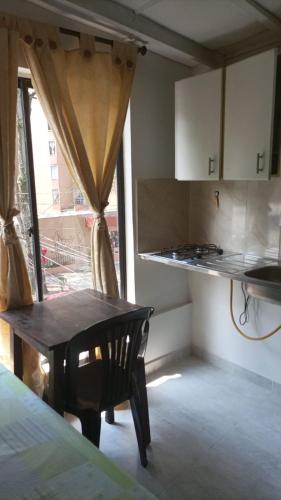 eine kleine Küche mit einem Tisch und einem Herd in der Unterkunft Casa Estudiantil Sevillana in Medellín