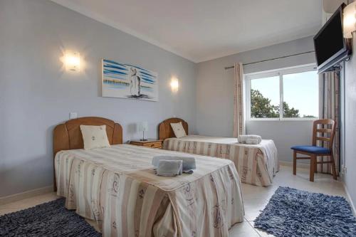 En eller flere senge i et værelse på Spacious apartment in Alvor - 100 m² with shared pool