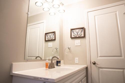 a bathroom with a sink and a large mirror at Modern Mountain - Welcoming House in Tennessee in Sevierville