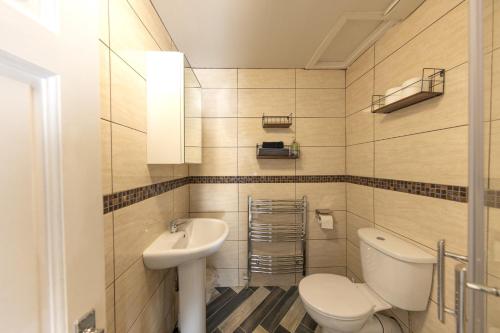 ein Bad mit einem WC und einem Waschbecken in der Unterkunft Warm&Welcoming City Centre Apartments by Meadows 6 in Edinburgh