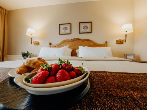 a plate of strawberries on a table in a hotel room at Wyndham Garden Ushuaia Hotel del Glaciar in Ushuaia