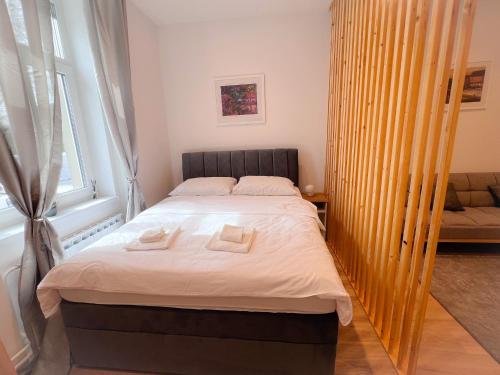 ein Schlafzimmer mit einem Bett mit zwei Handtüchern darauf in der Unterkunft Apartman No. 2 in Zagreb