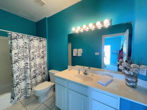 Et badeværelse på Barton's Beach House-350 S Breakers