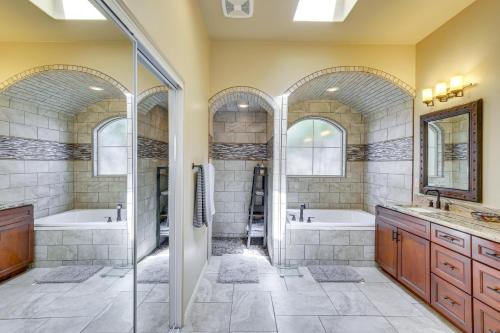 Ένα μπάνιο στο Unique Las Cruces Home with Patio and Gas Grill!
