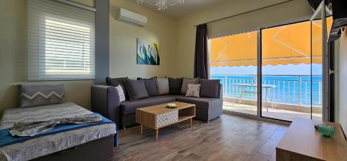 HARA APARTMENT In Front Of The Beachにあるシーティングエリア
