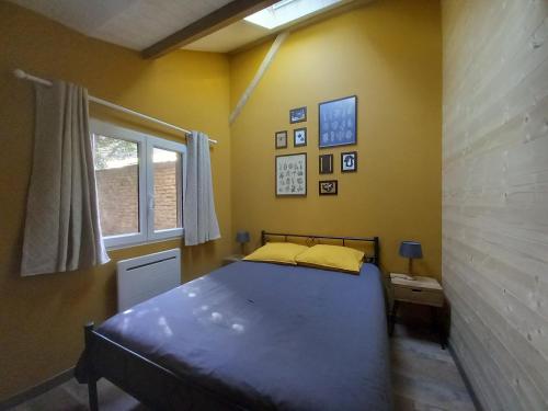 1 dormitorio con cama y ventana en Le Clos du Jardinier, en Châtillon-sur-Seine
